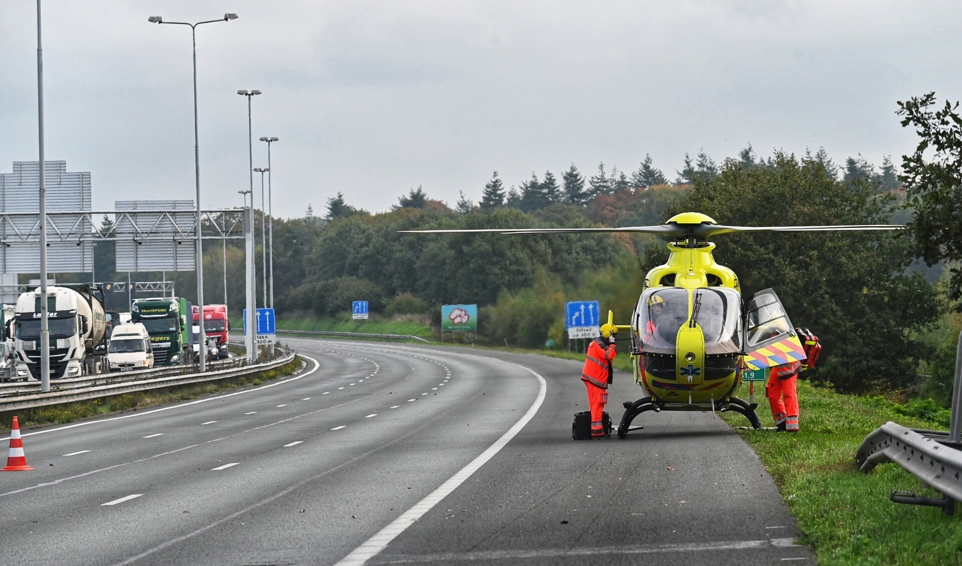 Een traumahelikopter landde op de snelweg. 