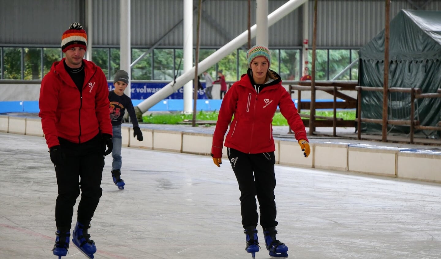 Met vallen en opstaan leerden de kinderen de kneepjes van het schaatsen. 