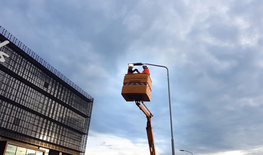 Wethouder Greetje Bos vervangt symbolisch een van de armaturen.