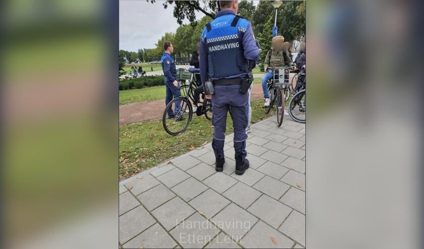 De handhavers gingen in gesprek met de aanwezige jeugd.