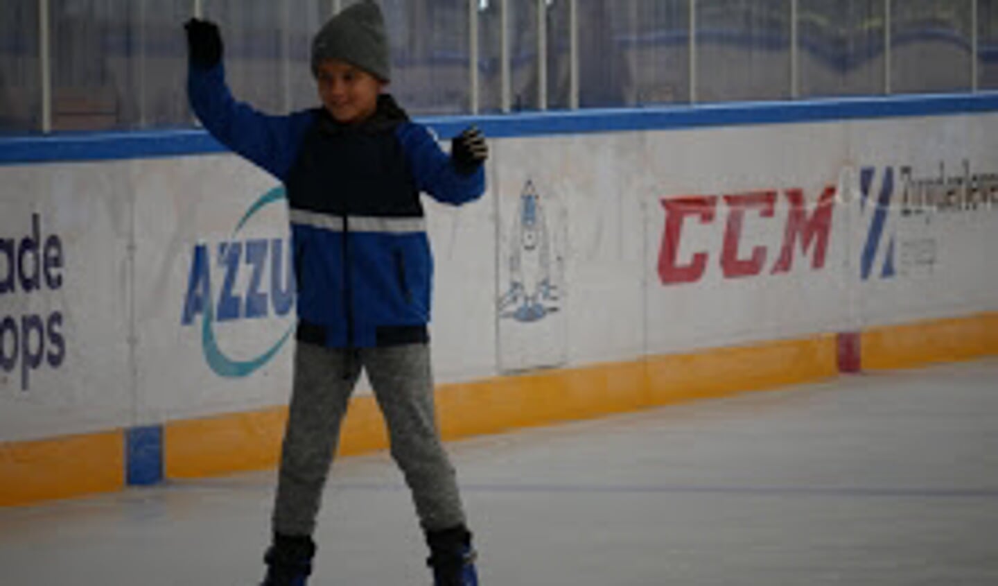 Met vallen en opstaan leerden de kinderen de kneepjes van het schaatsen. 