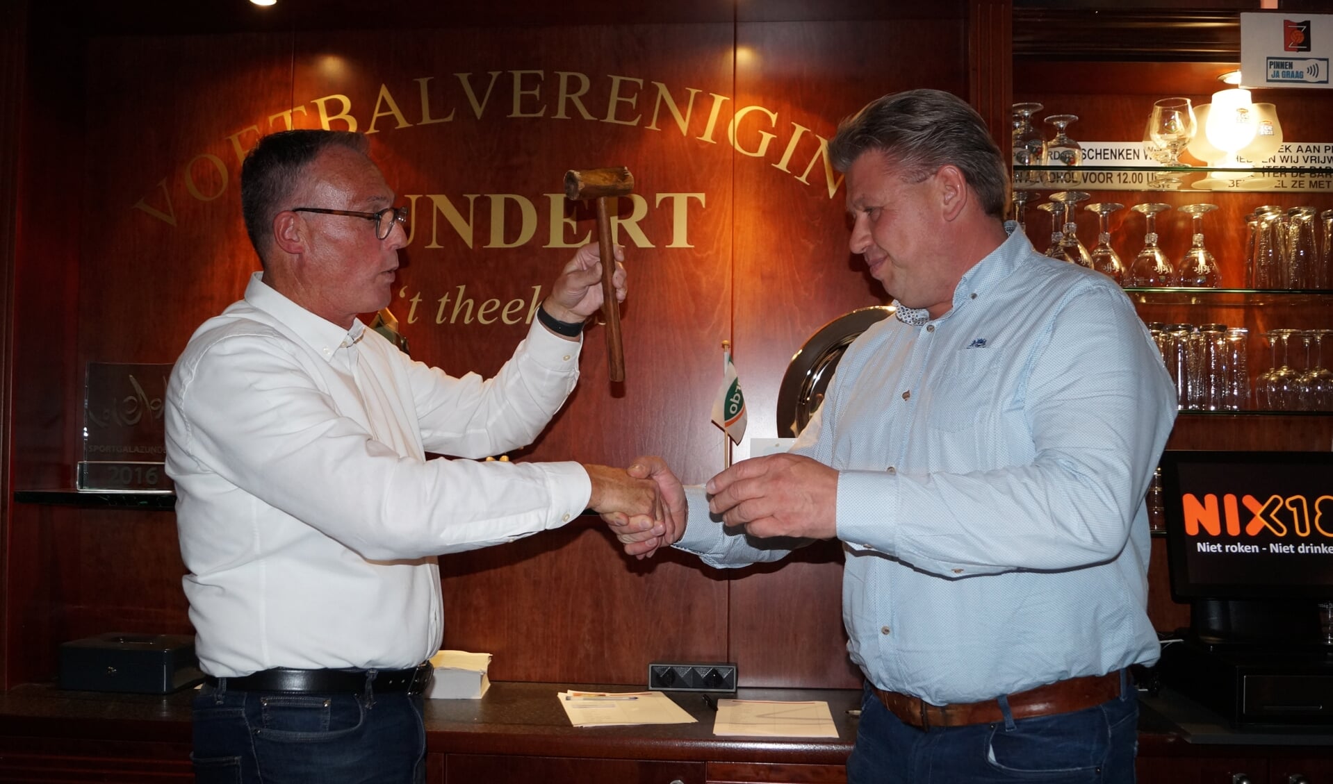 Fred Verheijen (links) draagt de voorzittershamer van VV Zundert over aan Sacha Gommers. 