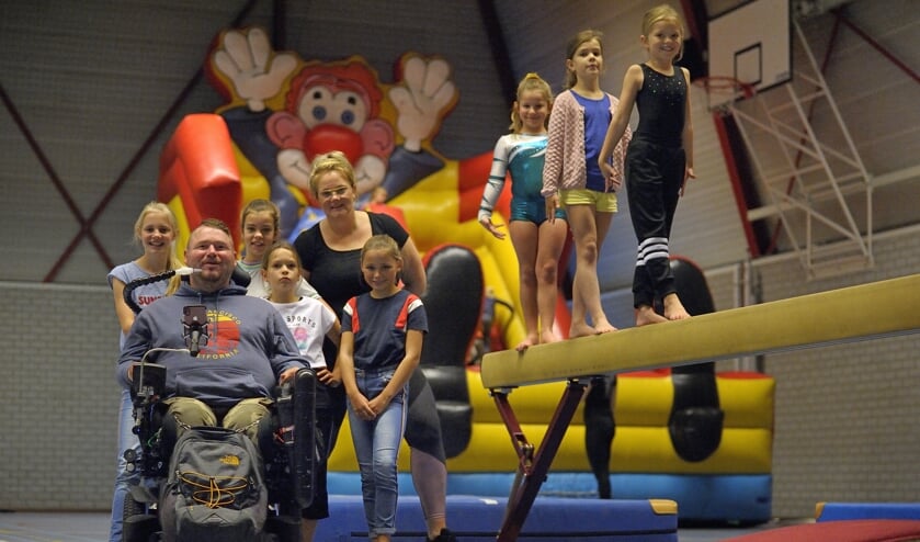 <p>Frank van Ieperen bij een actie die sportvereniging Dios voor zijn stichting hield.</p>