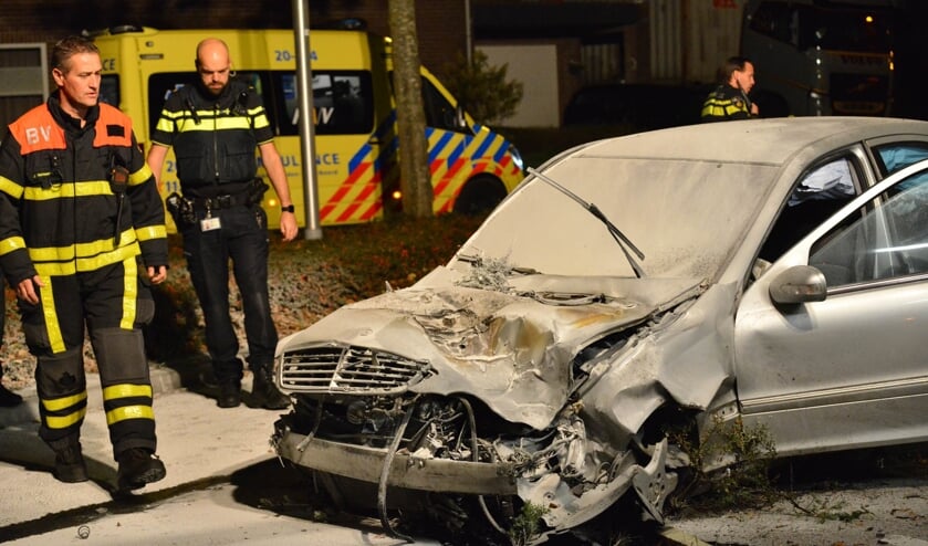 De auto is door de brandweer geblust.