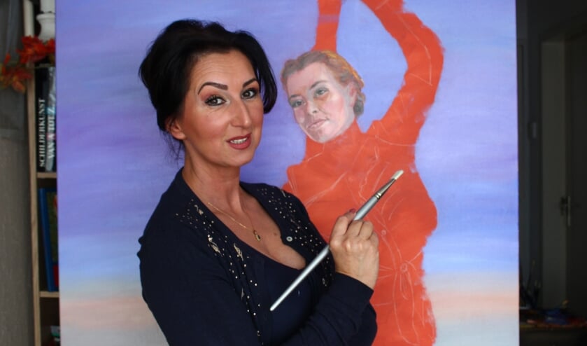 Suzana Jovanovic bij haar nieuwe werk, dat ook te zien is tijdens de expositie in Kasteel Ravenhof. FOTO WILLY VERLENT
