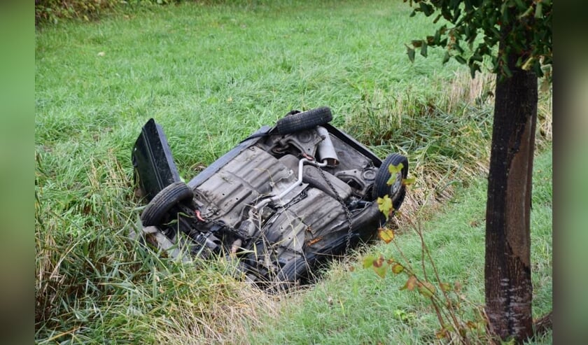 De auto belandde op zijn kop in de sloot.