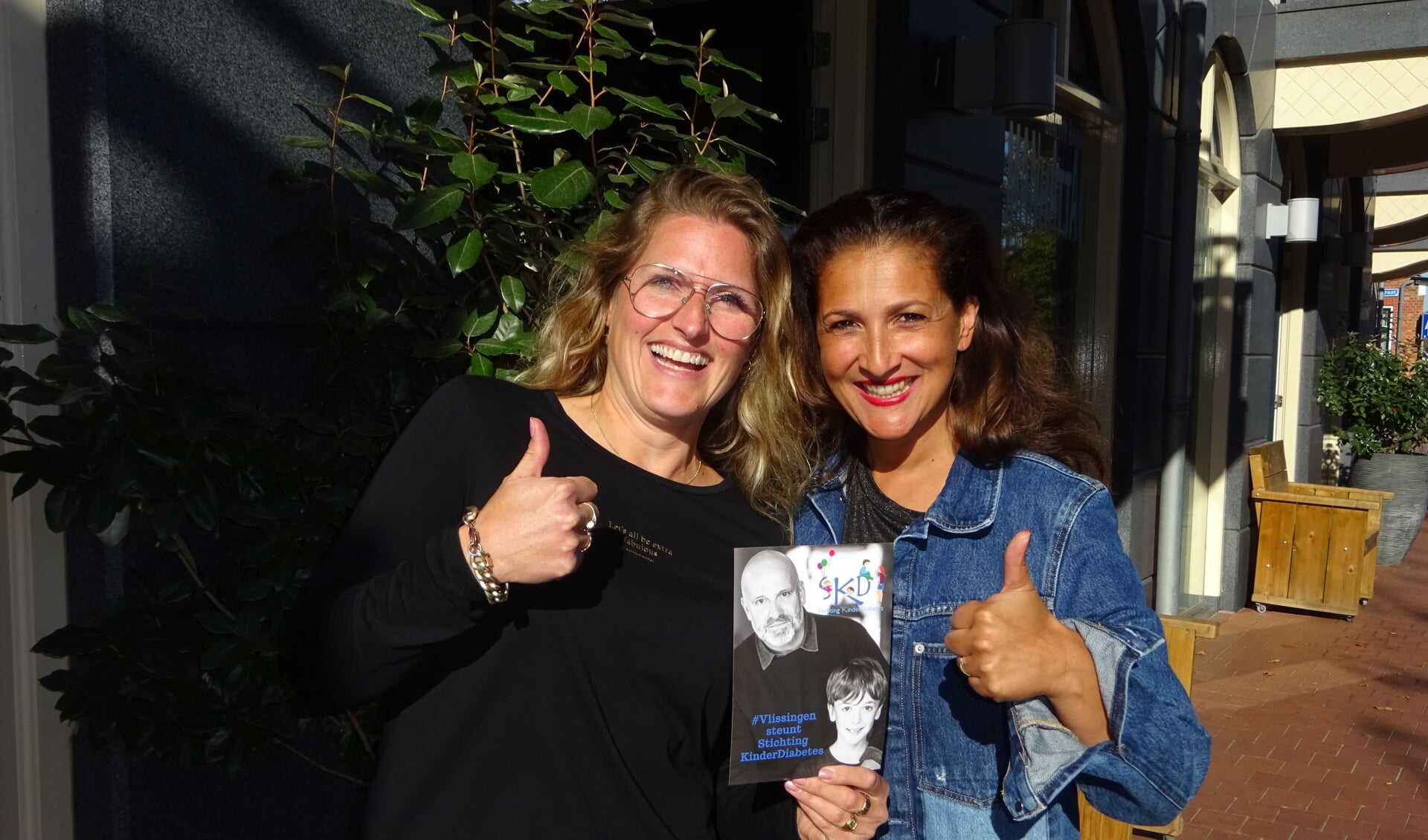 Martine Rademaker en Roxane van den Bergorganiseren de actie voor stichting Kinderdiabetes.