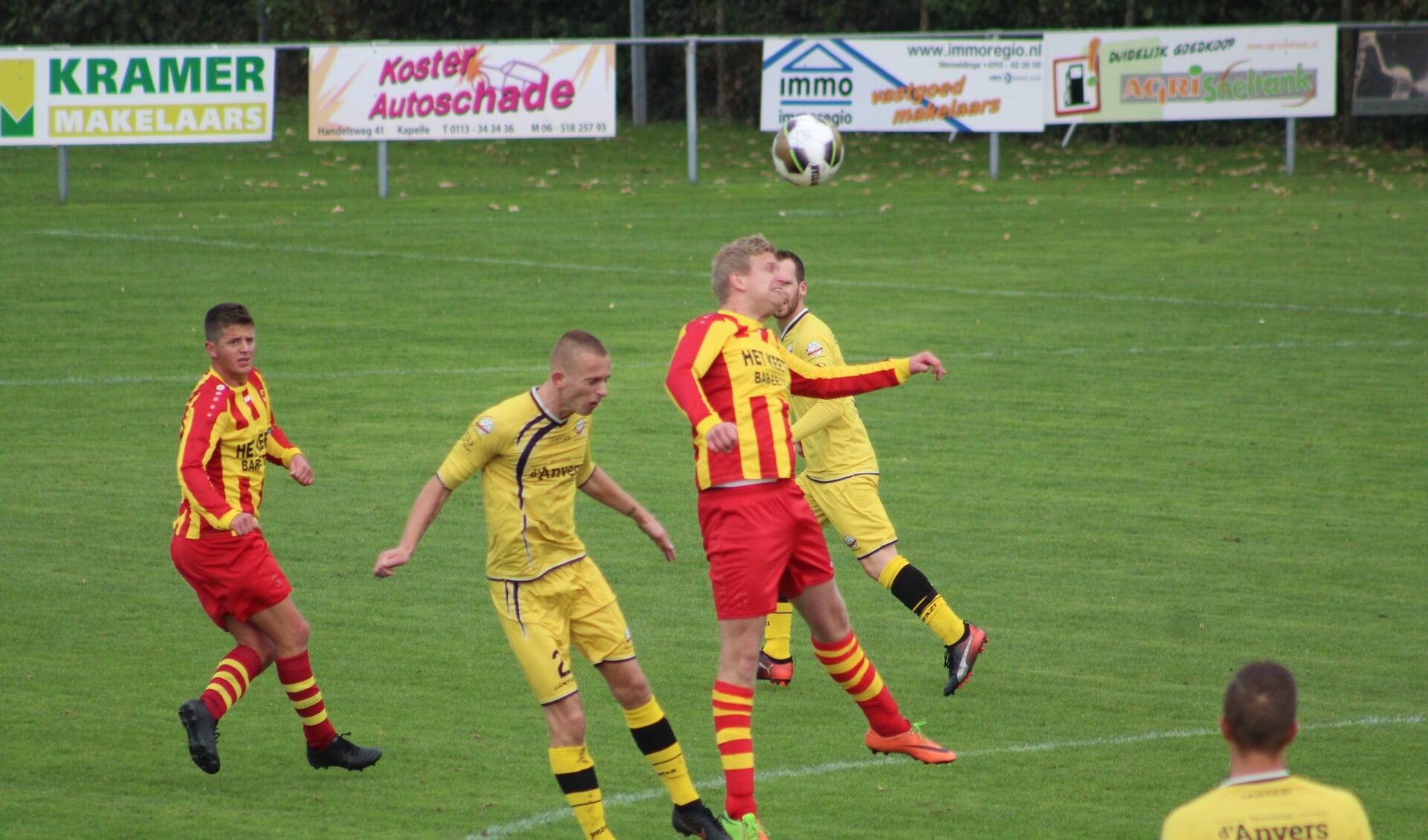 Michel de Goffau (Sc Waarde) in duel met Daan Ponsteen.