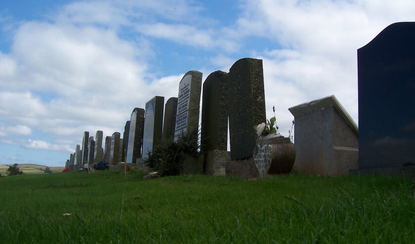 Gemeente plakt stickers op graven in Stavenisse 
