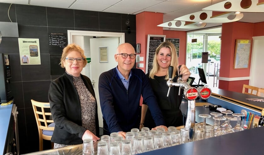 Lia Damen, Peter van de Zande en Annemieke Koremans vormen de barcommissie van VCS. FOTO JOHAN WAGENMAKERS