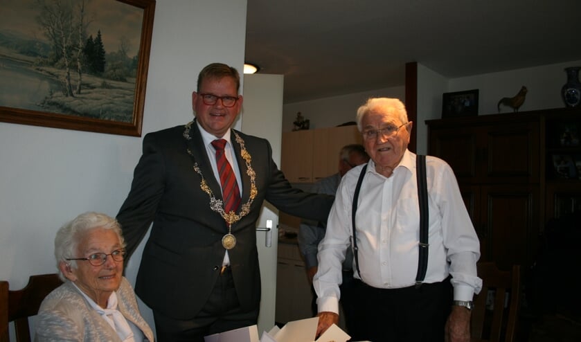 Lena en Jan Hartog staan klaar voor de taart, de locoburgemeester ook.