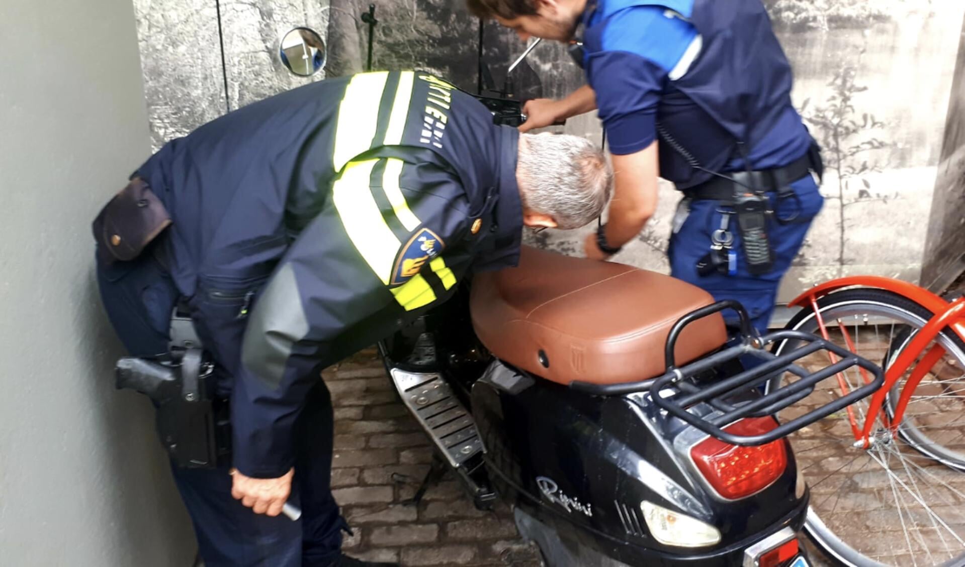 De gestolen scooter werd in het Emile van Loonpark teruggevonden. 