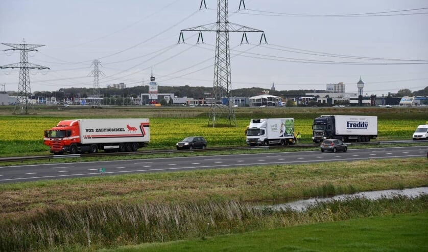 Een van de vrachtwagens moest weggesleept worden.