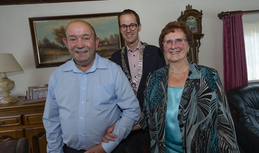 Vrolijke gezichten bij het echtpaar Kools-Woestenberg en locoburgemeester Martien de Bruijn.