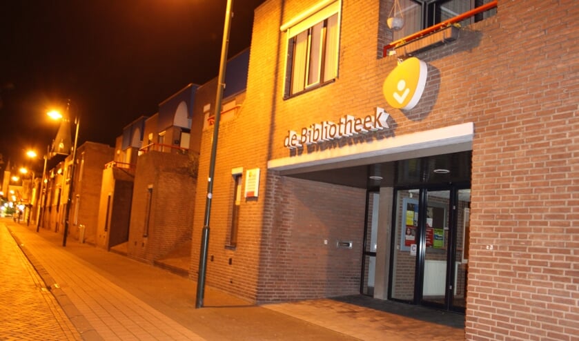 Na de sluiting van de bibliotheek in de Blauwstraat Steenbergen zal het voorlopig donker en leeg blijven in dit pand.