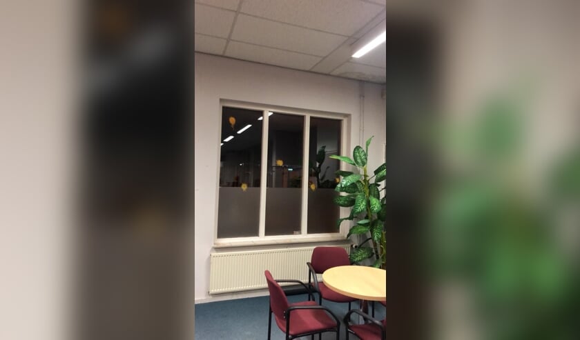 Tegen de ramen van dit gebouw waren diverse verfballetjes gekomen.
