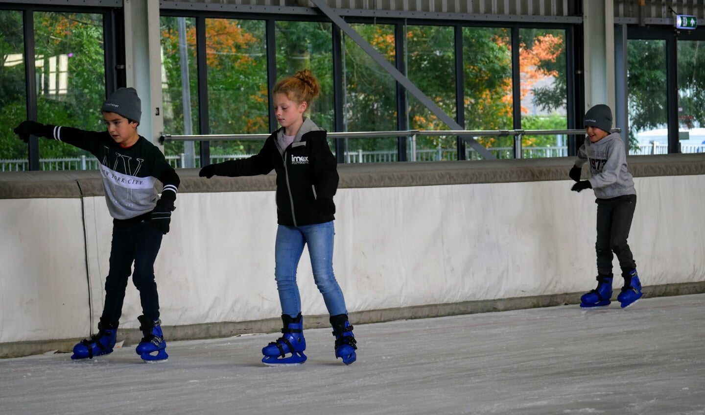 Met vallen en opstaan leerden de kinderen de kneepjes van het schaatsen. 