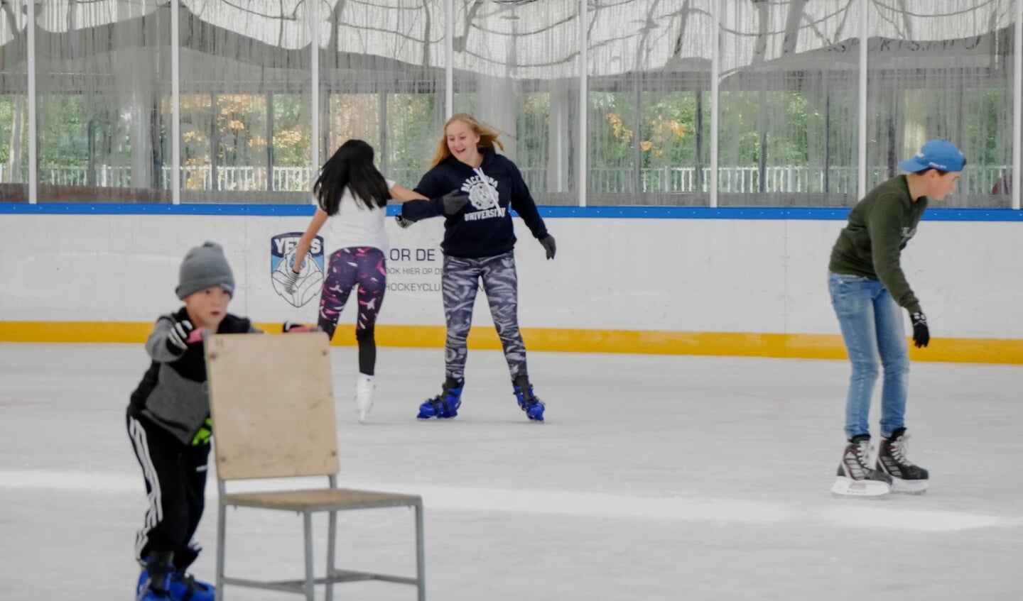 Met vallen en opstaan leerden de kinderen de kneepjes van het schaatsen. 
