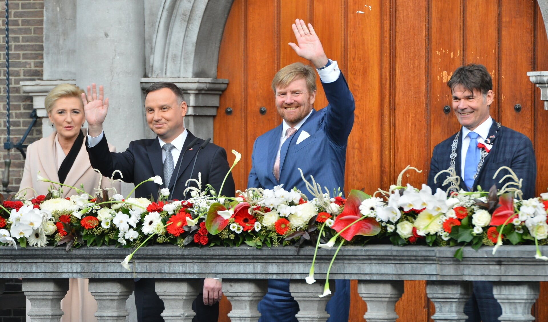 De koning, de Poolse president met zijn vrouw en burgemeester Paul Depla op het bordes van het stadhuis. 