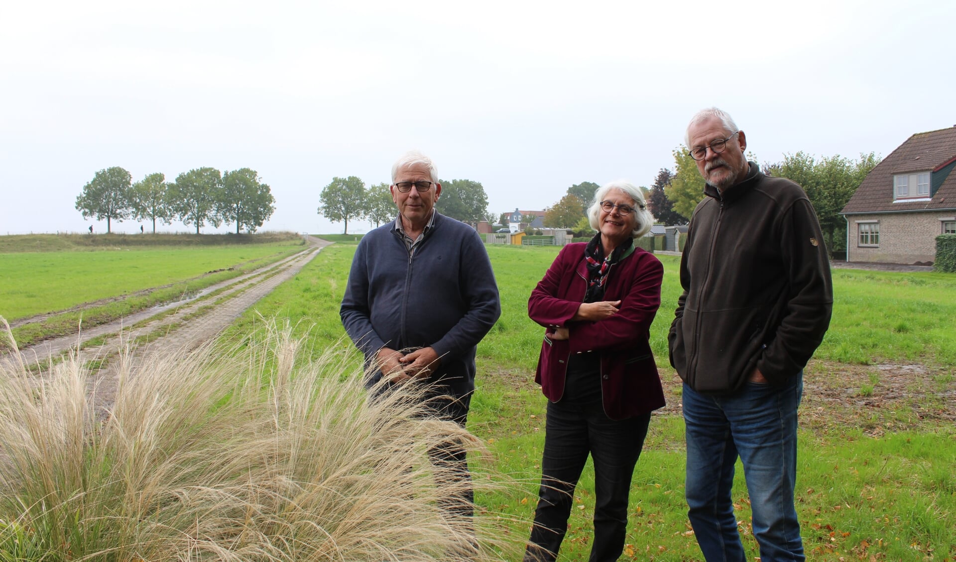 Ernst Verwer, Anja en Machiel van Wouwe staan bij het nog in te zaaien veld voor de Vlinderidylle in Dinteloord.