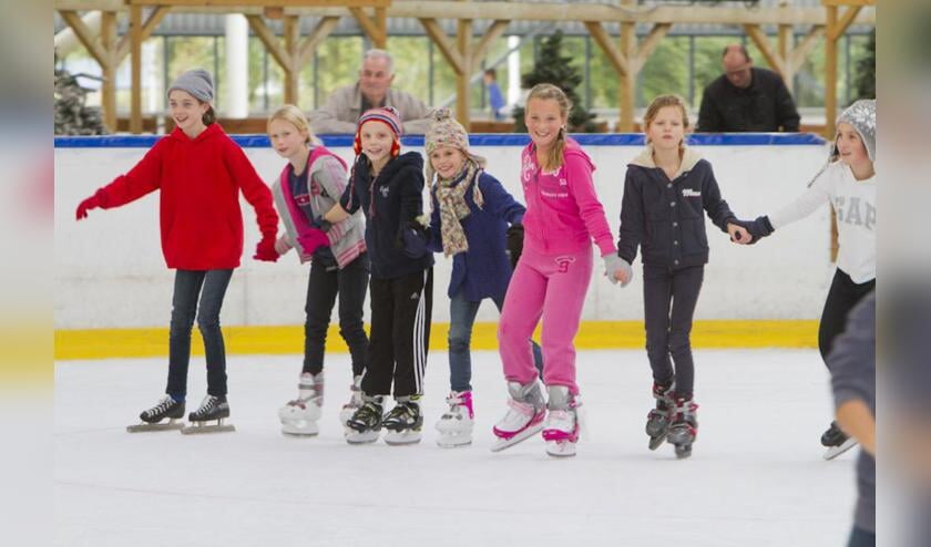 Kinderen op de schaatsbaan in Breda.   