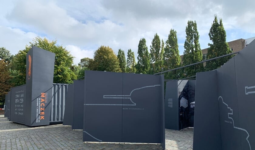 De grijze schermen zijn voor een tentoonstelling in het kader van 75 jaar bevrijding.