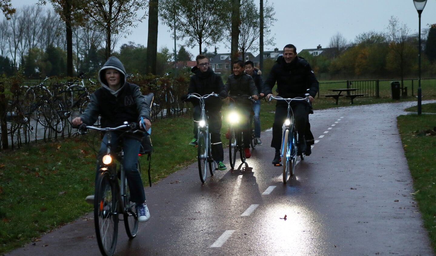 Jongeren fietsen 's ochtends soms nog in het donker naar school. 
