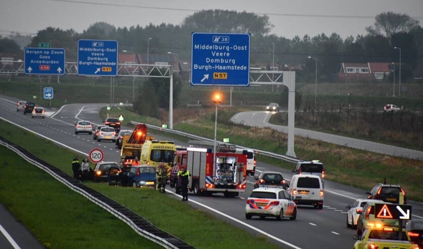 Auto's na ongeval in middenberm bij Middelburg