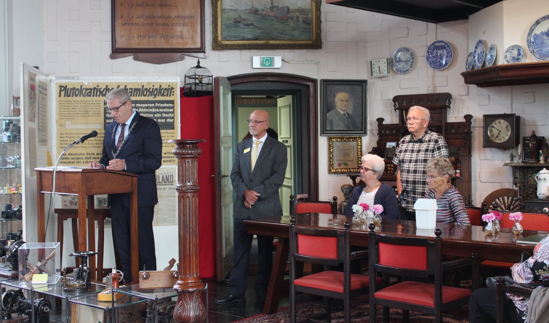 Burgemeester Ruud van den Belt opent officieel de WO-II tentoonstelling in De Holle Roffel Kruisland. 