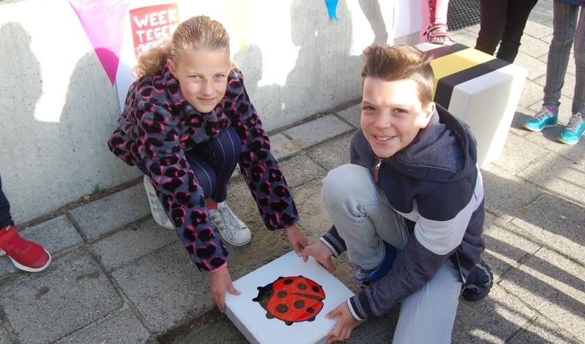 In de Week tegen Pesten leggen de leerlingen een speciale tegel.