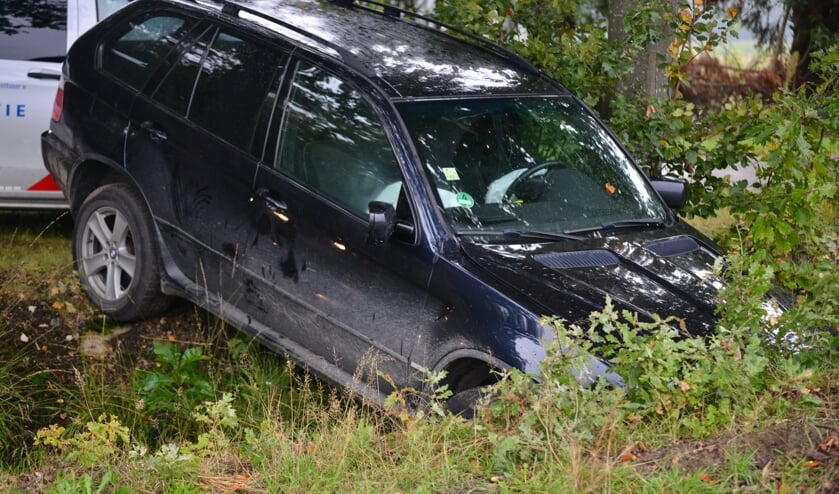 De auto kwam in de sloot terecht.