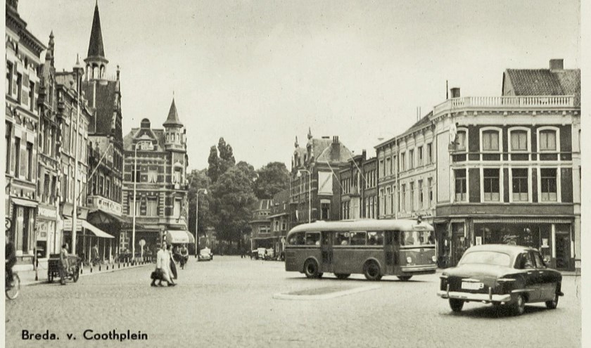 Bus model 1935 op Van Coothplein.