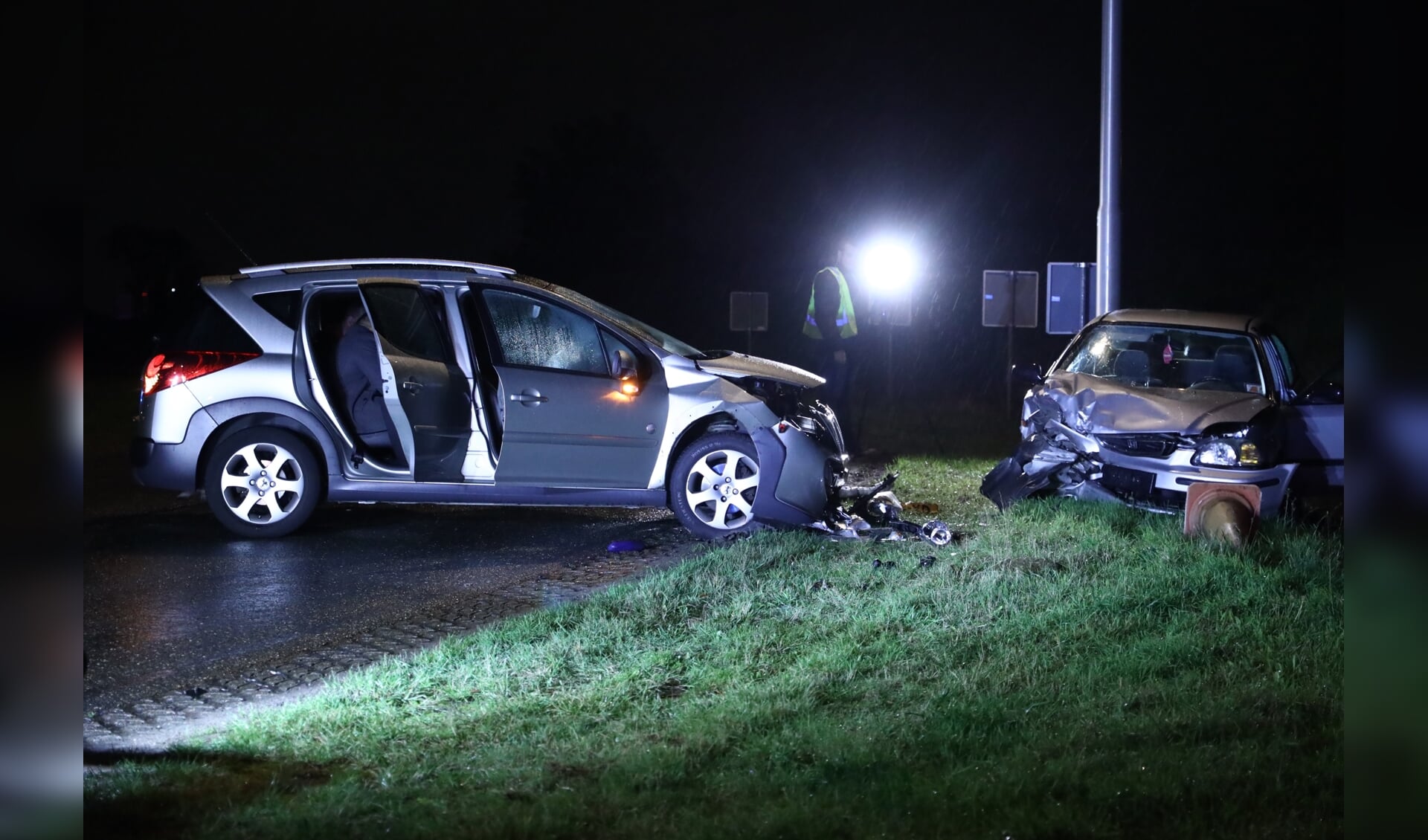 Beide auto's liepen veel schade op bij het ongeval. 