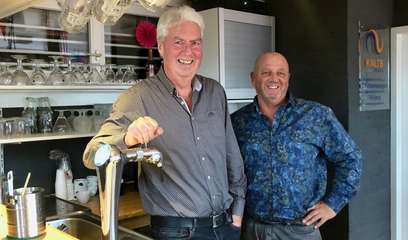 Tom Franken en Johan Mol zijn verantwoordelijk voor het bargedeelte van Tennisvereniging Stampersgat. Foto: Johan Wagenmakers