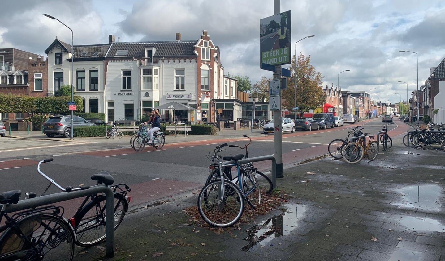 Op het kruispunt hangt een bord over het uitsteken van de hand. 