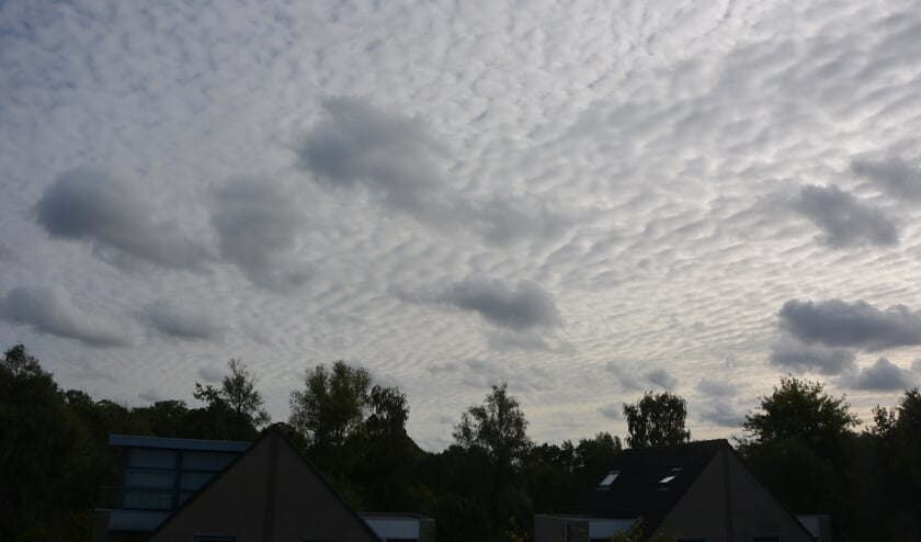 Geribbelde wolkenvelden maandagmiddag van een opkomend regenfront