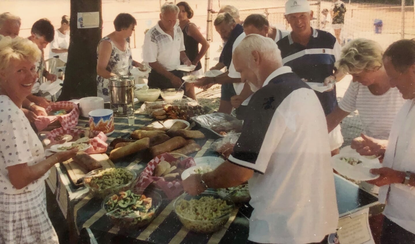 Een heerlijk buffet tijdens het vierde midzomerdagtoernooi in 1999. Foto: Archief TCB