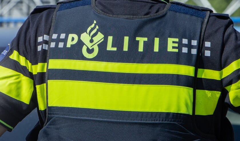 Agenten roken een wietlucht rondom hem heen.
