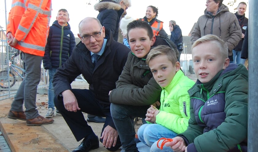 Dieter, Luuk, Jodi (vlnr) en wethouder Sinke bij de nieuwe goot.