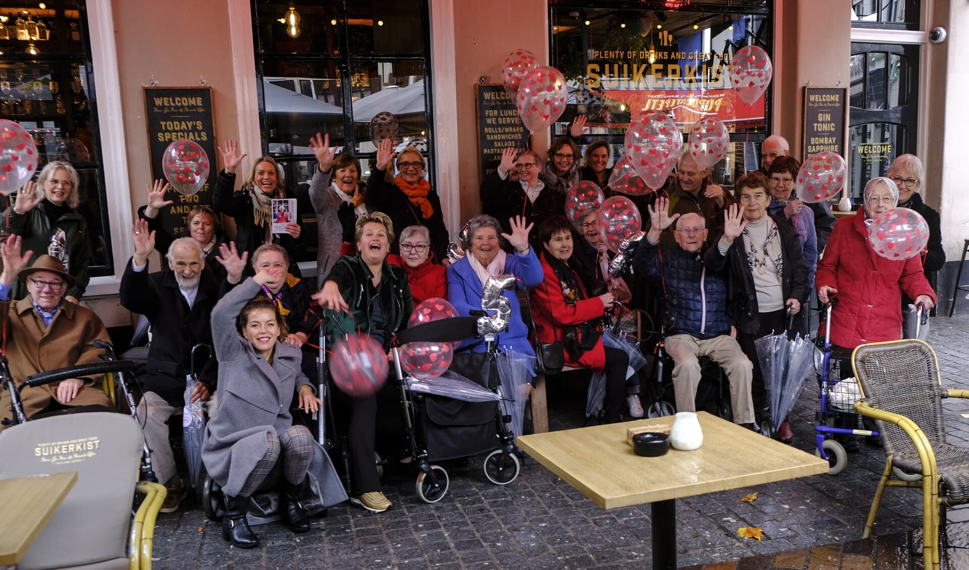 Senioren gingen langs de restaurants om een high five uit te delen. 