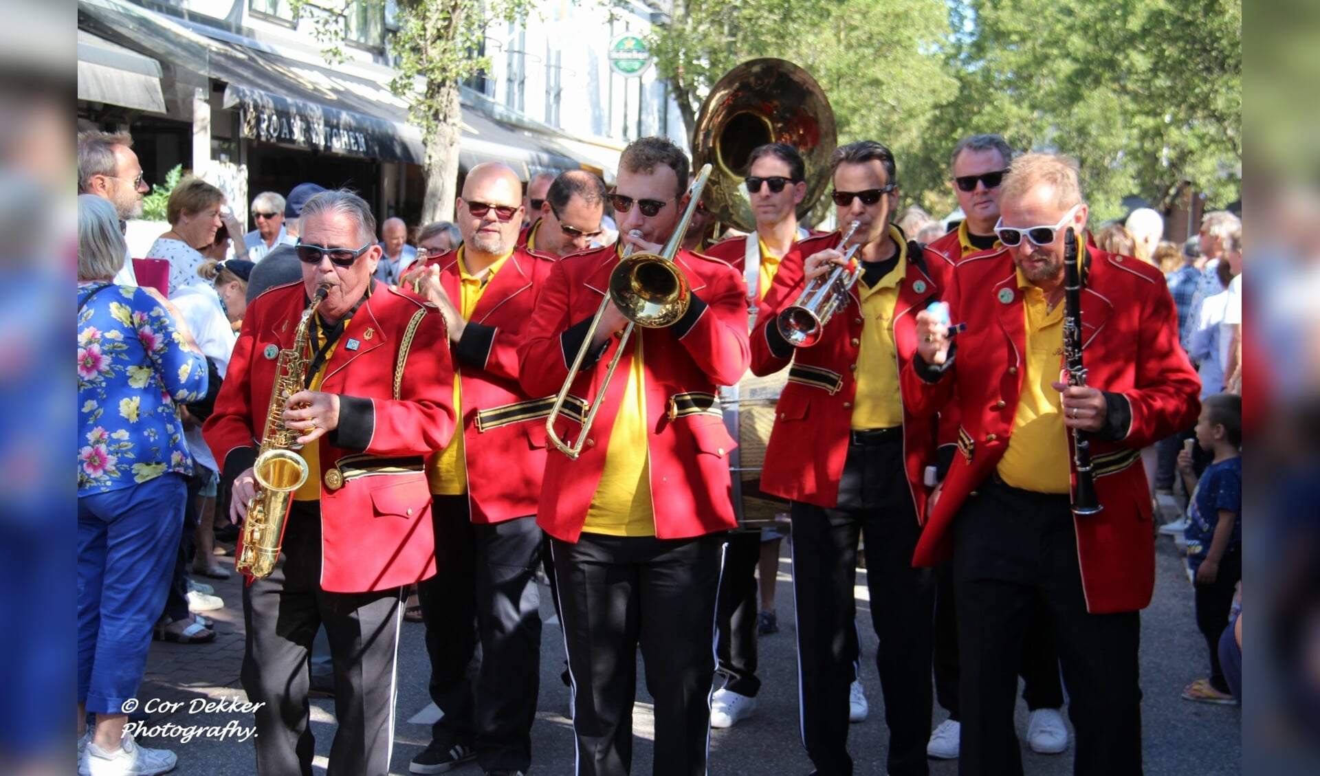 De Red Jackets tijdens de streetparade op Jazz by the Sea in Domburg. Foto Cor Dekkers