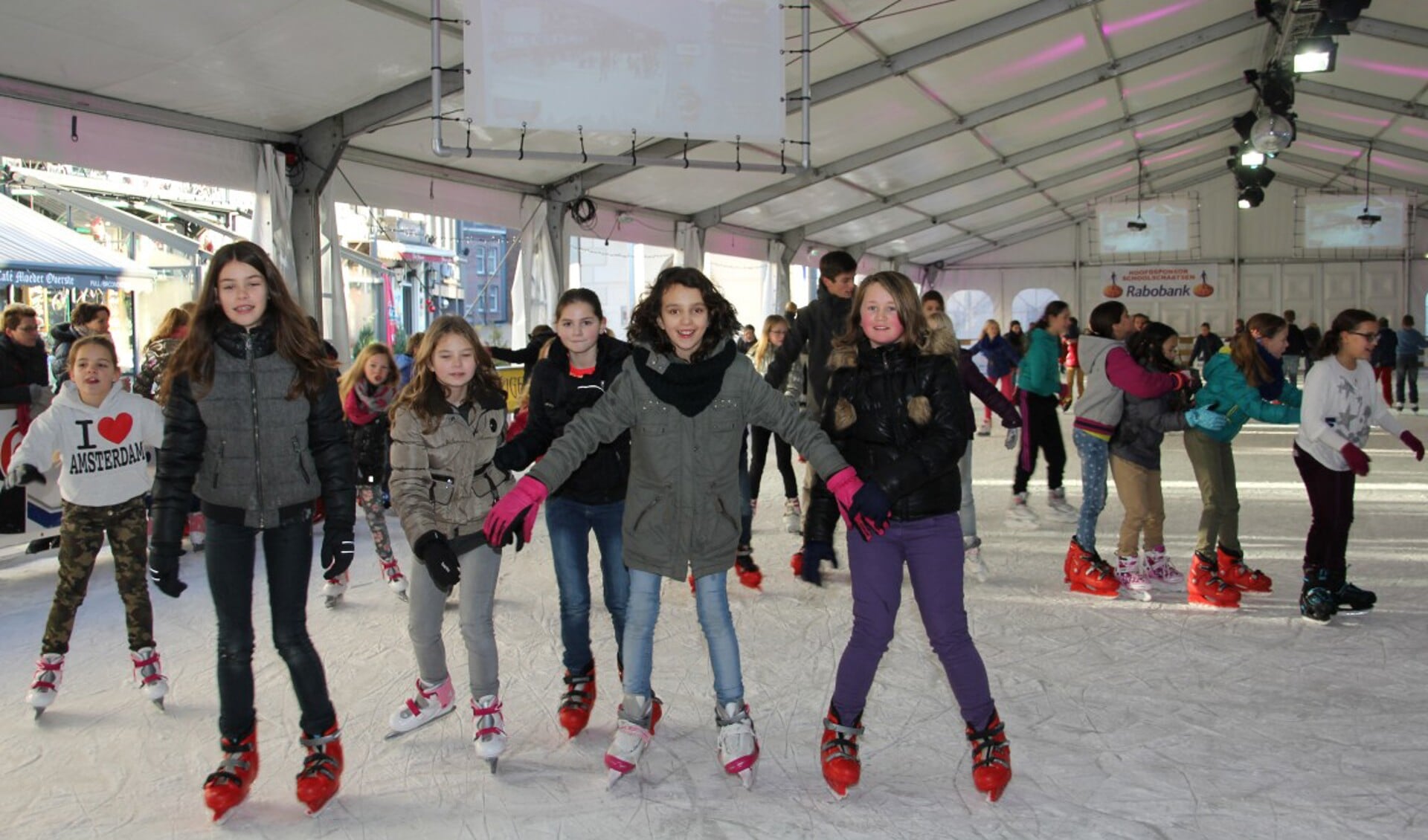 Dit jaar is de schaatsbaan voor het eerst overdekt.