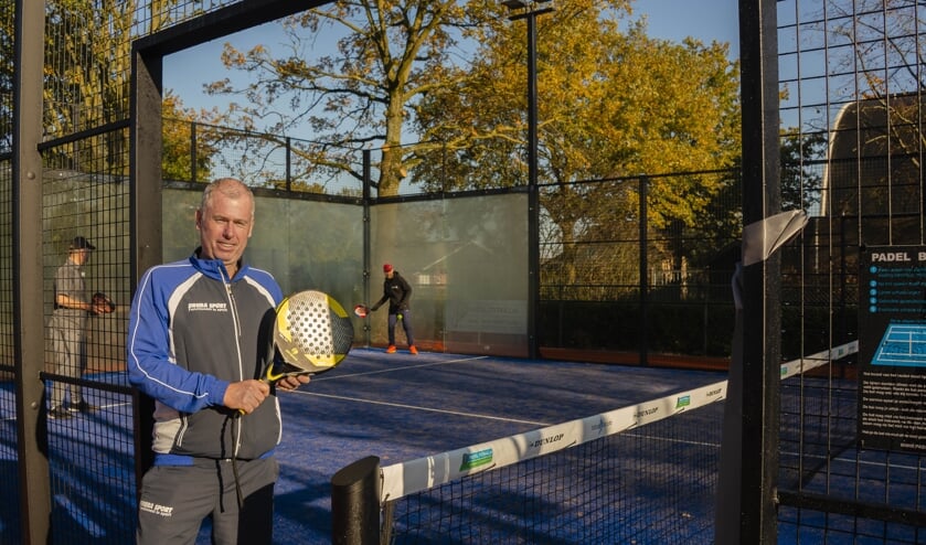 Instructeur Richard Konings bij de padelbaan.
