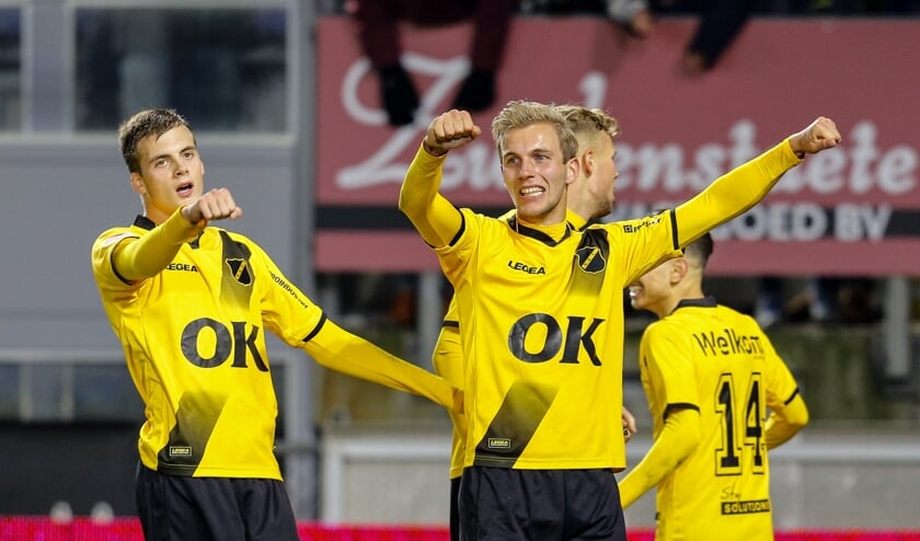 NAC in een wedstrijd tegen FC Emmen.