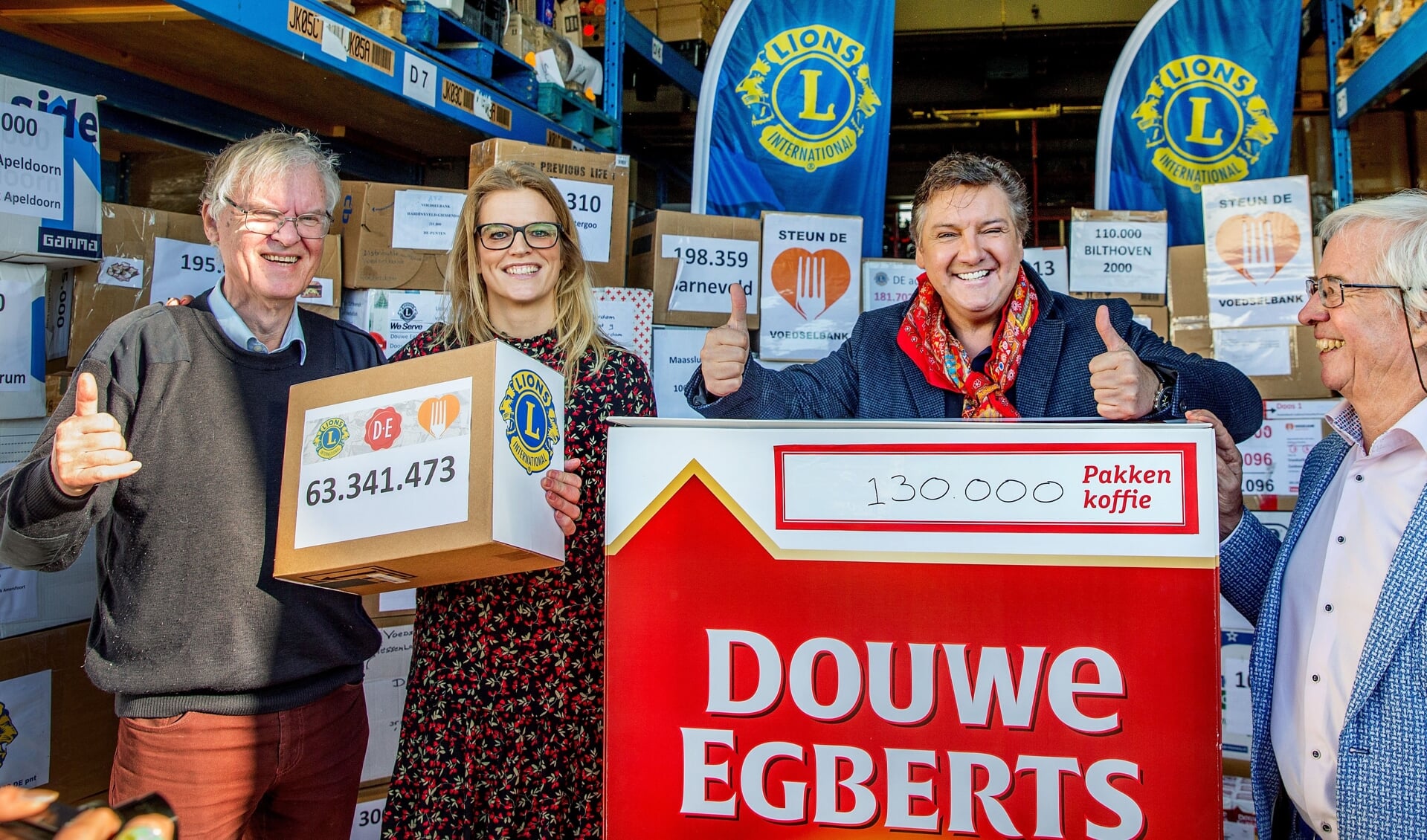 Overhandiging van 1.300.000 pakken koffie aan René Froger, landelijk ambassadeur van Voedselbanken Nederlandnk ‘Goed Ontmoet’)