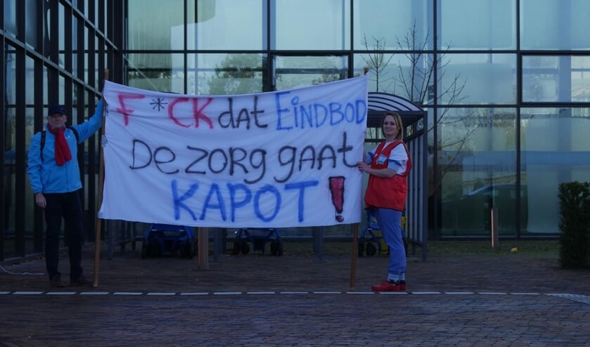Met spandoeken laten de medewerkers van zich horen.