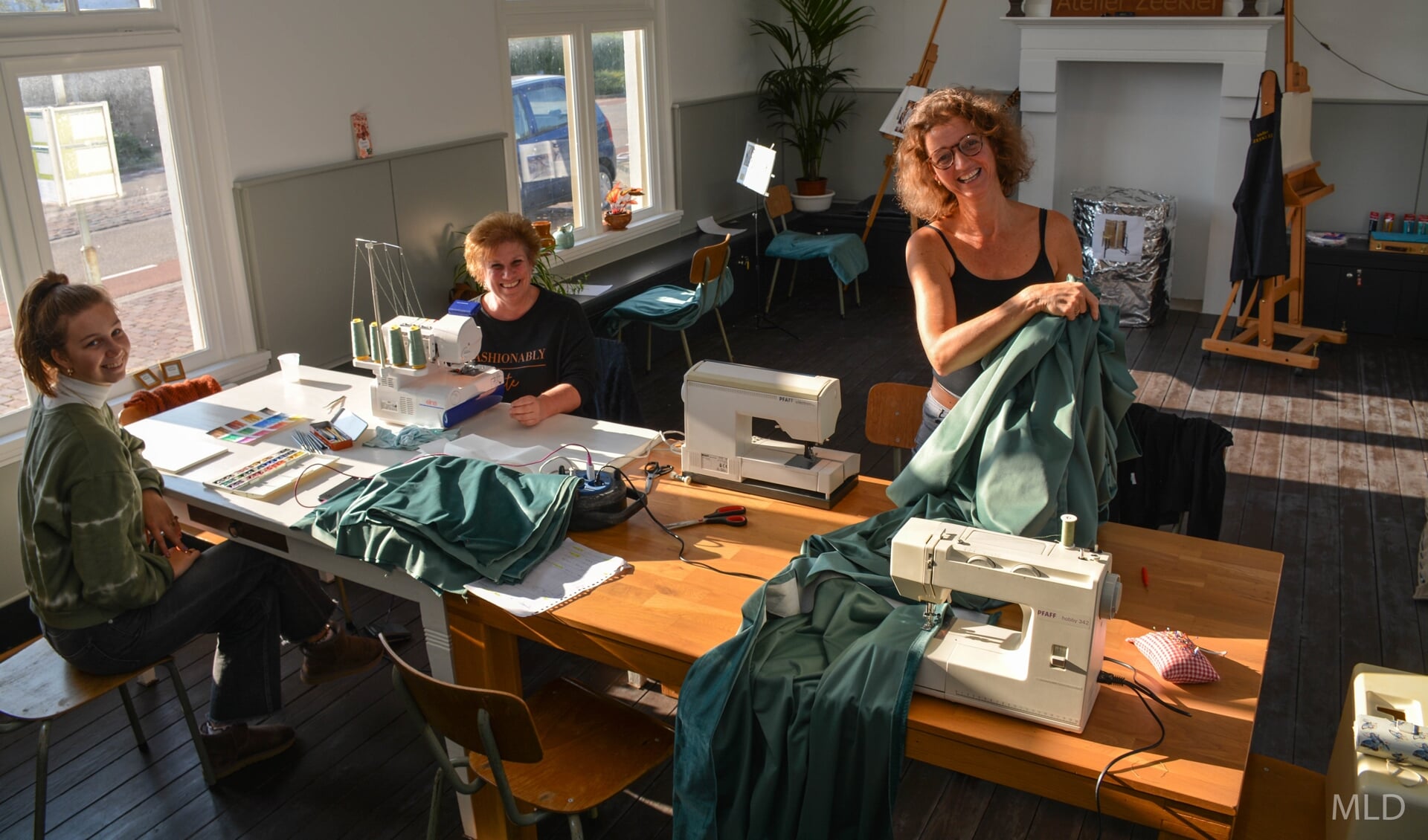 Rechts: Francé Wilbrink (uit Deurne), links: Marga Sentjes (uit Rilland) helpen mee met het naaien van de gordijnen. Linksvoor:Elisa Wilbrink assisteert waar nodig.