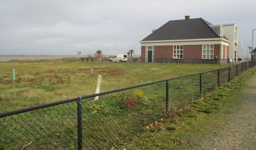 Het terrein naast de jachthaven en Van Bellen Wind & Snow ligt al jaren braak. FOTO TIES STEEHOUWER