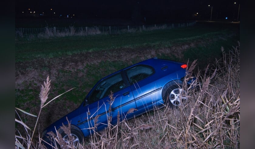 De auto is door een berger uit de sloot getakeld.