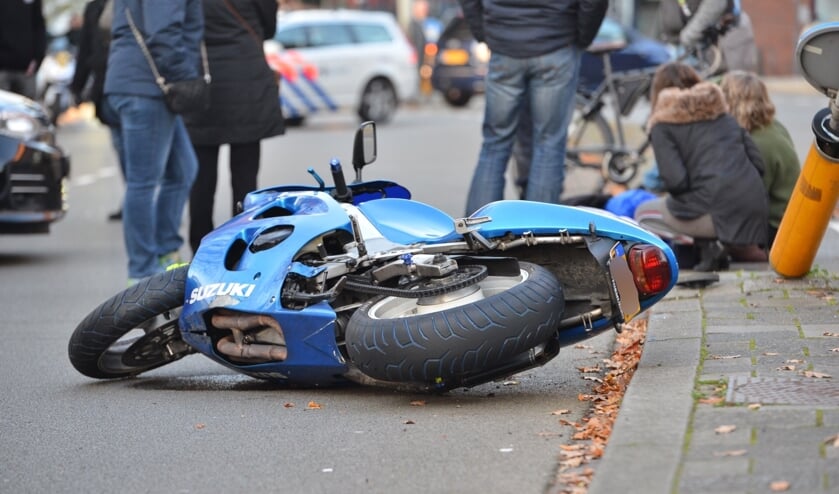 De motorrijder kwam tijdens het remmen ten val.